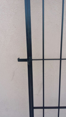 Imagen 3 de 4 de Puerta Reja Hierro Redondo Del 12, Dos Pasadores Y Cerradura