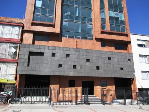 Arriendo Oficina 508 Chapinero Quinto Piso De 34mt Un Solo Espacio Iluminada Sol En La Tarde Luces Led Piso En Cerámica Un Baño Privado Y 6 Baterías De Baños Comunales Ascensor Escaleras De Emergencia