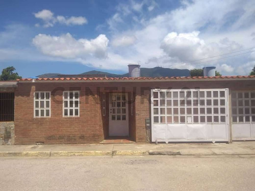 Espaciosa Casa Económica En Margarita