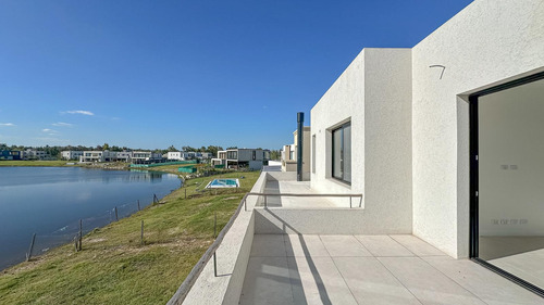 Casa A La Venta Al Agua En Barrio Santa Ana - Villanueva