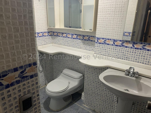 Interesante Apartamento De Un Área Total De 248,28, Distribuidos En Tres Ambientes, Áreas Sociales Y Habitaciones De 101,83 Y 146,45 De Terraza Y Jardín. Esta En Chacao