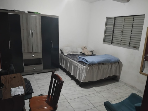 Casa Com 6 Quartos, Galpão E Banheiro.