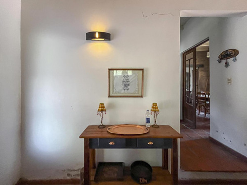 Casa De 3 Dormitorios Con 492 M2 Y Lote De 2.860 M2 En Los Raigales Roldan