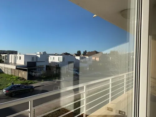 Soleado Y Amplio Departamento En Barrio Consolidado