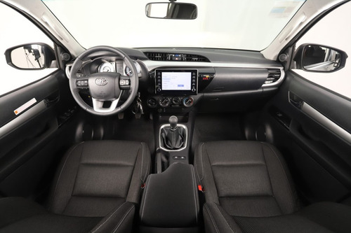 Imagen 9 de 18 de Hilux 4x2 Dc Sr 2.4 Tdi 6 Mt $ 7.367.000 Gris Plata