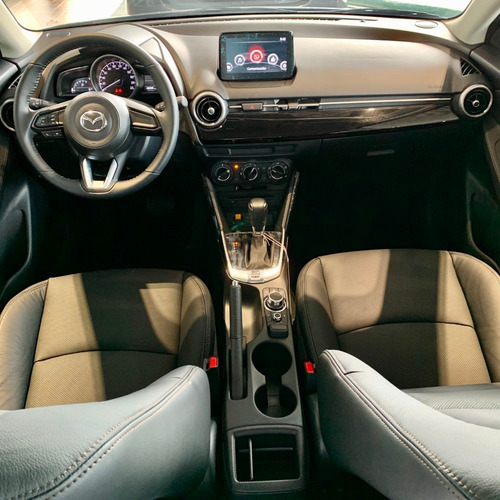 Imagen 2 de 14 de Mazda 2 Sedan Touring At Plata