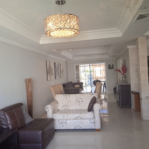 Imagen 2 de 11 de Hermosa Casa Con Piscina En Venta