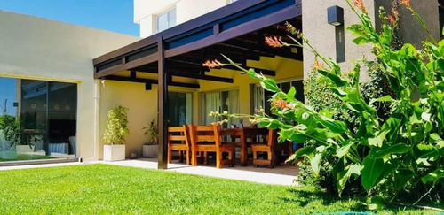 Imagen 2 de 7 de Barbarita | Casa En Venta Con Excelentes Detalles De Terminación