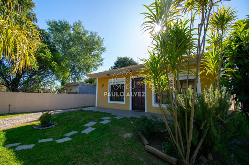 Casa En Alquiler Temporal En Playa Grande, Dos Dormitorios, Un Baño. Predio Cercado.