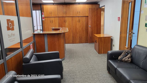 Oficina En Arriendo Cuenta Con Mobiliario