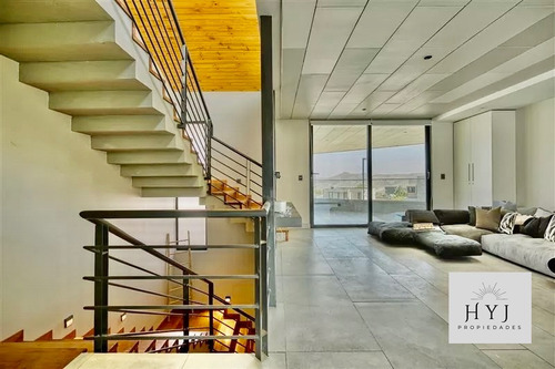 Moderna Arquitectura!! En Condominio Los Rios
