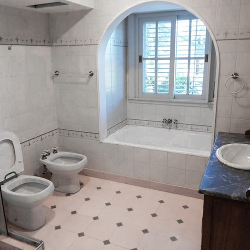 Venta Casa De Estilo 7 Amb En Zona Residencial De Martinez