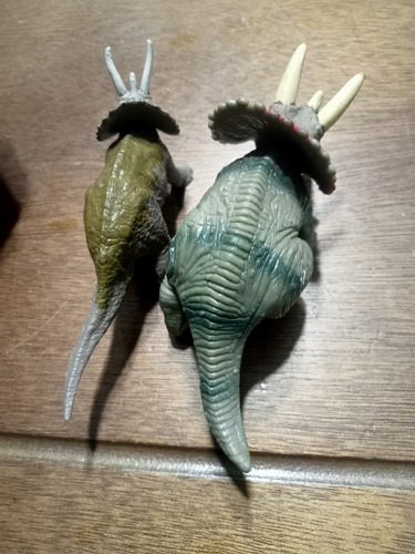 2 Mini Dinosaurios Jurassic World Triceratops (Usado)