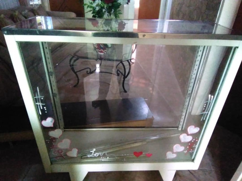 Imagen 3 de 9 de Silla, Espejo Y Módulo Multifuncional. Puesto De Peluquería