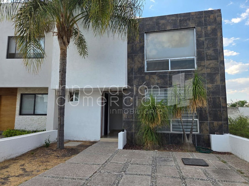 Casa En Renta De 3 Recámaras Y Cuarto De Servicio En Valle De Juriquilla