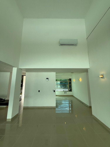 Exclusiva Residencia Moderna Con Alberca Y Amplios Espacios | Diseño Minimalista