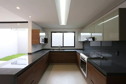 Residencia De Autor En Fracc. La Vista, 4ta Recámara En P.b, Alberca, 4 Baños