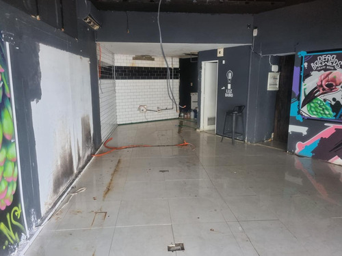 Imagen 4 de 5 de Local - Saez Esq Arocena, 126 M2 , 7, 2 Mts De Frente !!