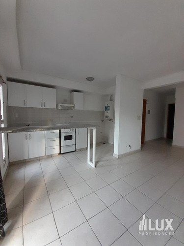 Imagen 6 de 27 de Alquiler - Venta Departamento Un Dormitorio De Escalera - Frente - Balcón - Abasto