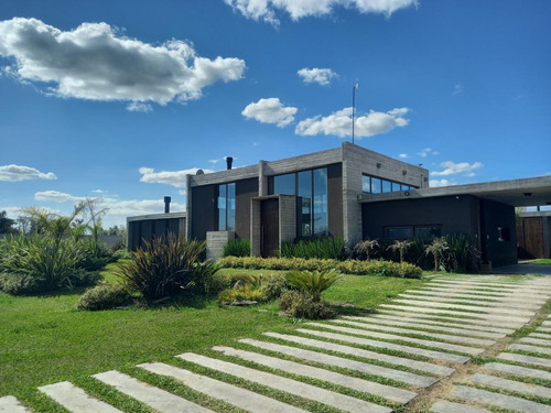 En Venta, Excelente Casa De Estilo Muy Moderno, Cañuelas