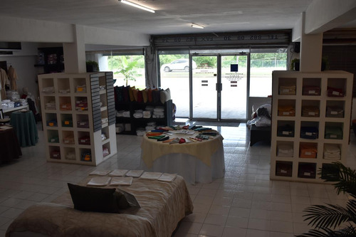 Se Vende Local En Cancún Tipo Showroom Con Bodega A Pie De Carretera C2703