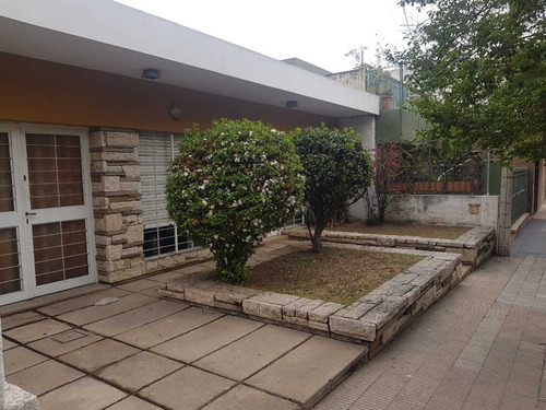 Imagen 1 de 10 de Casa En Venta 3 Dormitorios Con Patio- Barrio General Paz