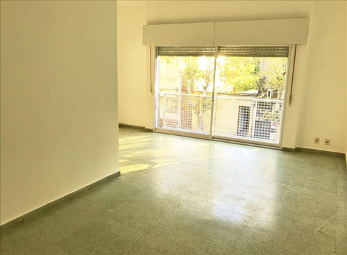 Apartamento En Venta De 2 Amplios Dormitorios Y Patio En Avenida Céntrica De Colonia