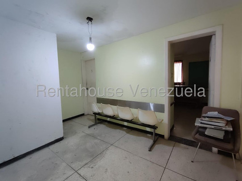 Casa En Alquiler En Zona Comercial Para Cualquier Uso Que Le Quieran Dar Antiguamente Funcionaba La Clínica Ronquillo La Casa Esta Para Ser Remodelada, Ubicada Estratégicamente