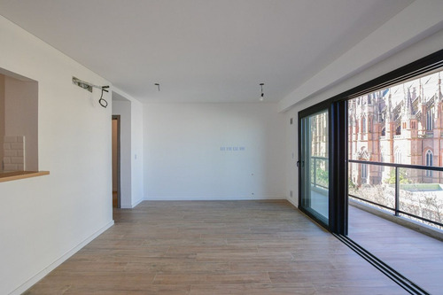 Semipiso De Dos Dormitorios, Balcon Y Cochera.