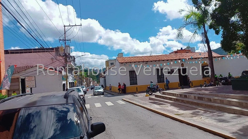Baruta !! En Venta Espectacular Local Comercial A Pie De Calle, En Pleno Casco Colonial, Para Cualquier Negocio, 2 Niveles, 230 M2, 2 Baños, 9 Puestos Estac., Estratégicamente Ubicado !!