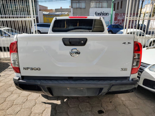 Nissan NP300 2.4 Doble Cabina Se Aa Pack Seg Mt