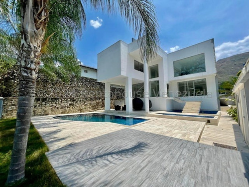 Espectacular Casa, De Reciente Data, Con Pisos De Marmol Y Piscina En La Urb. El Castaño, Maracay, More 24-15100
