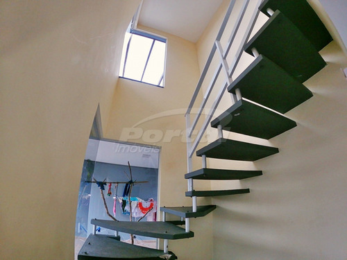 Belíssima Residência Com 3 Quartos, Sendo 1 Suíte, Lavabo, Área De Sala, Cozinha, Área De Festas Com Churrasqueira, Rebaixo Em Gesso, Possui Também Sistema De Câmeras De Segurança. Tudo Isso Á Apenas