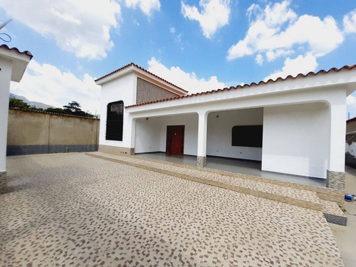 Se Vende Hermosa Casa Ubicada En San Diego, Urbanización Granja Colonial