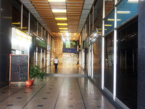 Imagen 3 de 9 de Vendo Oficina Ubicada En La Torre Lincoln , Sabana Grande, Caracas, Área 68 M2, 2 Cubículos, 2 Banos , Recepcion 3 Lineas Telefonicas, Internet , 4 Ascensores , Sistema Aire Acondicionado Central.