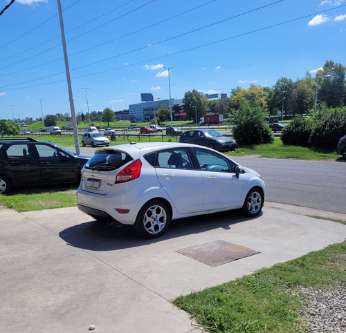 Impecable Ford Fiesta Kinetic 1.6 Design Titanium Año 2012