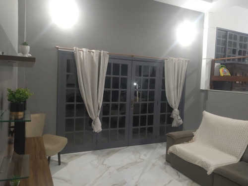 Casa 4 Quartos, 3 Banheiros, 2 Salas.