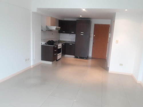 Imagen 2 de 8 de Departamento Monoambiente - Frente - Castelar Centro