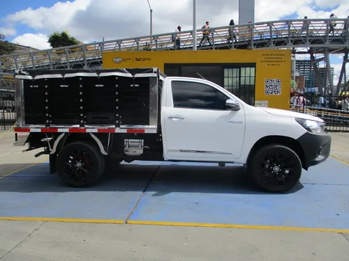 Toyota Hilux 4x2 2700cc Mt Aa - Estacas