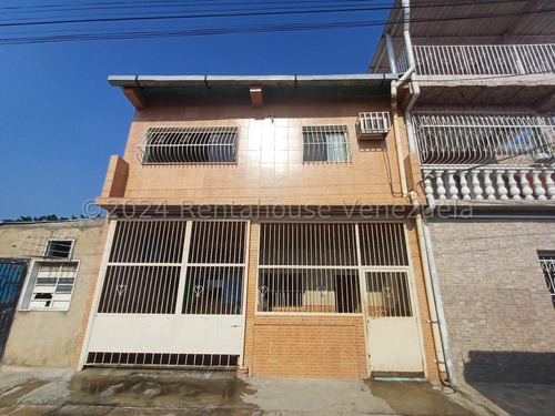 Casa En Venta En Intercomunal Turmero Maracay 24-21495 Irrr