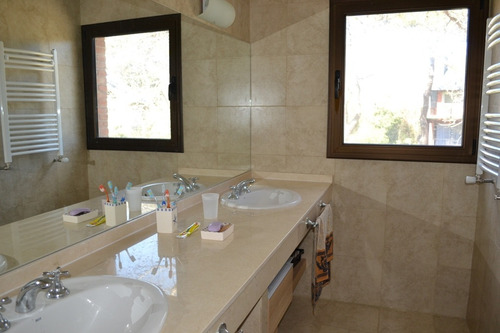 Chalet De Estilo Tradicional En Carilo A 50 Mts Del Mar!!!