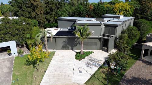 Casa En Castores Con El Mejor Acceso A Guardia Y Club House!
