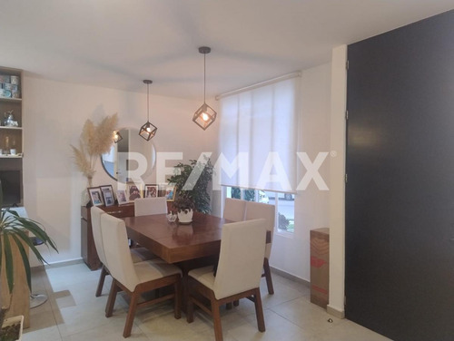 Casa En Venta En Condominio Con 3 Habitaciones Y Una En Pb, Tiene Jardín Y Amenidades En San Isidro Juriquilla
