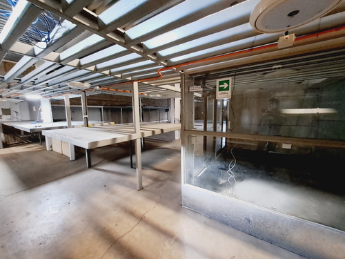 Local Con Estacionamientos Y Bodegas - Aeródromo Tobalaba