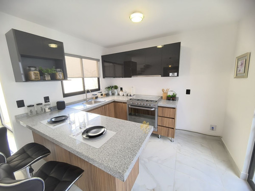 Casa Nueva En Zaru, Querétaro Moderno Con 3 Recámaras, Tv Y Jardín Central