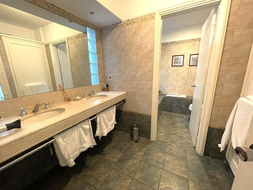 Imagen 23 de 25 de Venta Apartamento Pocitos Cuatro Dormitorios Dos Garages Dos Patios Servicio
