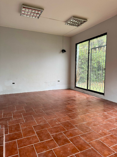 Amplia Casona Con Giro Comercial A Pasos De Sporting Club