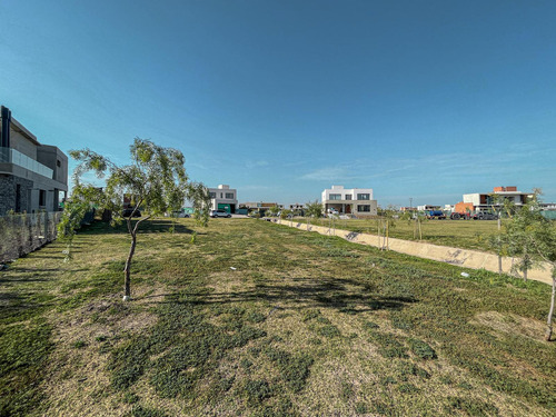 Terreno Con Frente Sur En Vida Barrio Cerrado Funes Con Amenities