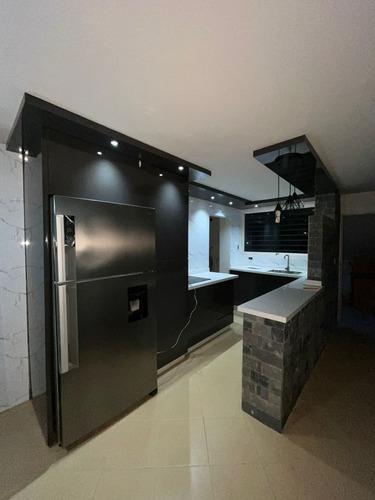 Apartamento Remodelado En Nivel Jardín, Urb Valle Real Chara