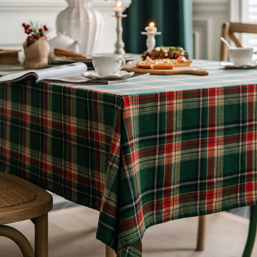 Mesa Rústica De Tela Navideña Tejida Con Un Mantel Verde